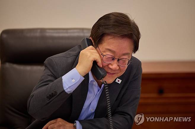 이재명 대통령, 독일 총리와 전화 통화 (서울=연합뉴스) 이재명 대통령이 24일 서울 용산 대통령실 청사에서 프리드리히 메르츠 독일 총리와 전화 통화를 하고 있다. 2025.7.24 [대통령실 제공. 재판매 및 DB 금지] photo@yna.co.kr