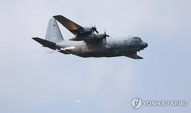 플레어 발사하는 공군 C-130 수송기 (성남=연합뉴스) 김성민 기자 = 국군의 날을 앞둔 9일 오전 경기도 성남시 서울공항에서 공군 C-130 수송기가 국군의날 행사 예행연습을 하며 플레어를 발사하고 있다. 2024.9.9 ksm7976@yna.co.kr