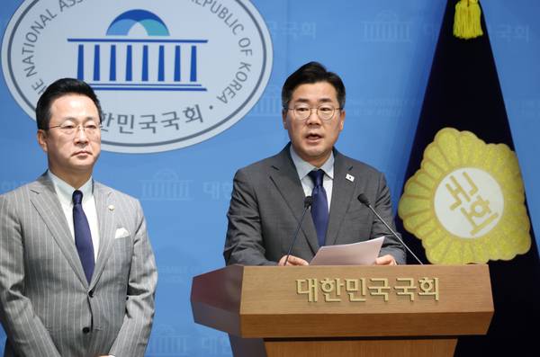 더불어민주당 당대표 후보인 박찬대 의원이 25일 서울 여의도 국회 소통관에서 윤석열 전 대통령 체포영장 집행 저지에 나섰던 국민의힘 의원 45인에 대한 제명 촉구 결의안 발의 계획을 밝히고 있다. 2025.7.25 /연합뉴스