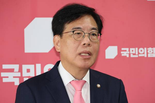 국민의힘 송언석 비대위원장 겸 원내대표가 25일 서울 여의도 국회에서 김건희특검의 김선교 의원실에 대한 압수수색을 비판하고 있다. 2025.7.25 /연합뉴스