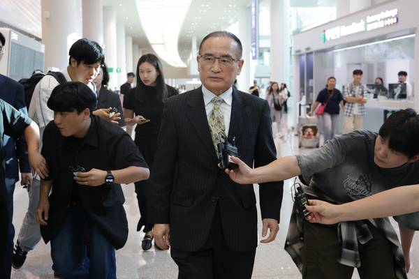 대미 관세 협상을 지원하기 위해 지난 20일 미국을 방문했던 위성락 국가안보실장이 24일 인천국제공항 제2여객터미널을 통해 귀국하며 취재진의 질문을 받고 있다. 2025.7.24 /연합뉴스