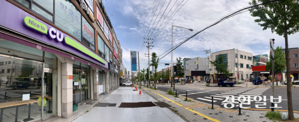 수원시 권선구의 A건물 1층에 자리한 CU 매장이 영업을 중단한 채 점유된 상태로 남아 있고, 사진 오른편 맞은편 건물에 신규 CU 점포 입점이 추진 중이다. A건물의 기존 CU 점주는 담배권을 60ｍ 인근 무영업 건물로 이전해 A건물에는 어떤 점포도 담배를 팔 수 없게 됐다. 2025.7.24 /유혜연기자 pi@kyeongin.com