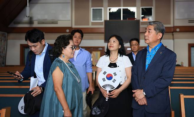 ▲ 24일(현지시간) 미국 하와이 그리스도 교회에서 열린 '광복 80주년 8.15K 하와이 독립의 길을 걷다' 행사에 참석한 정해권 인천시의회 의장과 시의원들이 교회 내부를 살펴보고 있다. /하와이=이재민 기자 leejm@incheonilbo.com