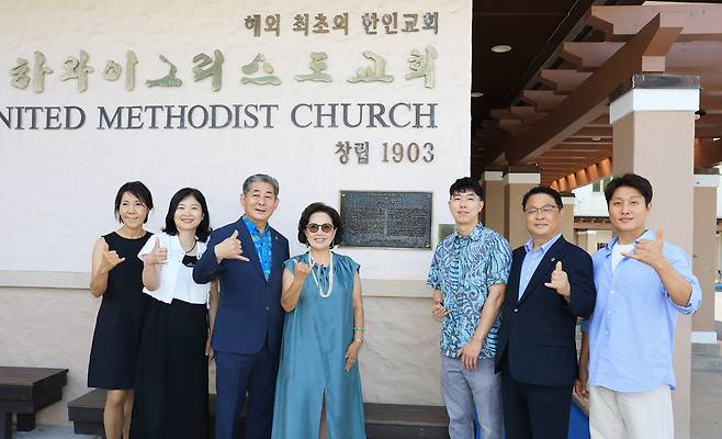 ▲ 24일(현지시간) 미국 하와이 그리스도 교회에서 열린 '광복 80주년 8.15K 하와이 독립의 길을 걷다' 행사에 참석한 정해권 인천시의회 의장과 시의원들이 QR코드를 부착 한 뒤 기념촬영을 하고 있다. /하와이=이재민 기자 leejm@incheonilbo.com