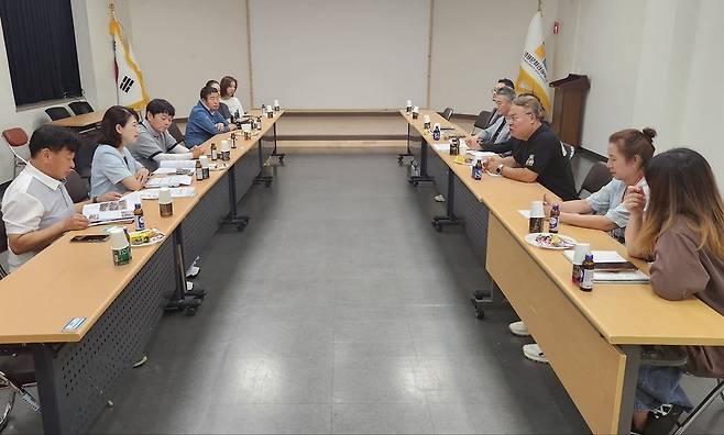 ▲ 양주시가 25일 영월문화관광재단에서 재단의 창립과 실무경험 등에 대해 구체적인 설명을 듣고 있다.