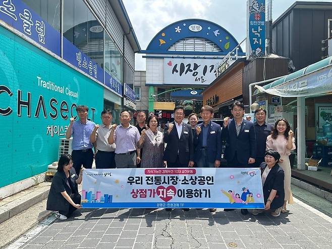 전진선 양평군수가 지난 21일 양평 전통시장 내 식당을 찾아 소상공인과 현장 소통을 진행했다. 이번 방문은 '민생경제 전담팀(TF)' 활동의 일환으로, 군민 체감 중심의 경제정책을 실현하기 위한 첫 행보다. 사진=양평군