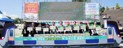 ◇제29회 홍천 찰옥수수 축제 개막식이 25일 홍천종합운동장 앞 축제장에서 신영재 군수, 신경호 강원특별자치도교육감, 이영욱·홍성기 강원특별자치도의원, 박영록 군의장, 문선옥 홍천교육장, 전명준 홍천문화재단 이사장, 권혁동 육군 11기동사단장, 김준태 NH농협중앙 홍천군지부장, 김근준 홍천경찰서장, 이강우 홍천소방서장, 안수아 홍천세무서장 등이 참석한 가운데 열렸다.