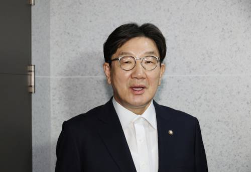 국민의힘 권성동 의원이 18일 서울 여의도 국회 의원회관 자신의 의원실로 들어서며 압수수색 관련 입장을 밝히고 있다. 사진=연합뉴스