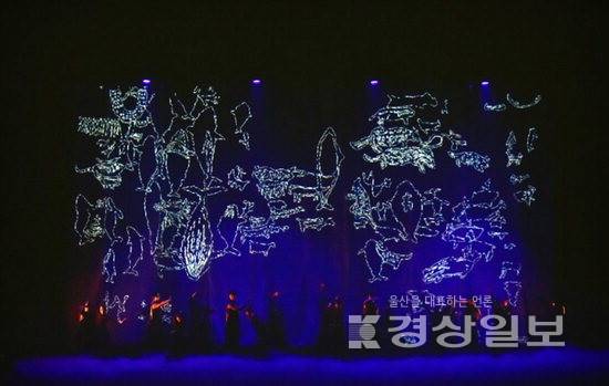 ▲ 김외섭무용단이 '2025 지역예술도약지원 사업'에 선정된 창작 무용 '암각의 빛'을 오는 11월2일 울산문화예술회관 소공연장에서 선보인다. 사진은 지난 공연 모습. 김외섭무용단 제공