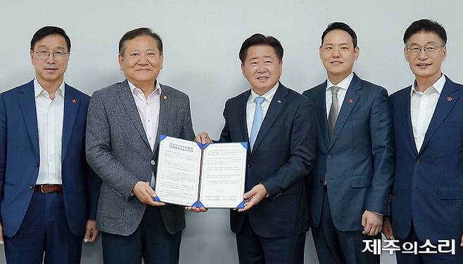 오영훈 제주도지사(왼쪽에서 3번째)와 지역 국회의원 3명이 2024년 10월8일 국회에서 당시 이상민 행정안전부장관(왼쪽에서 2번째)에게 주민투표 요청 건의서를 전달하는 모습. [사진제공-제주특별자치도]