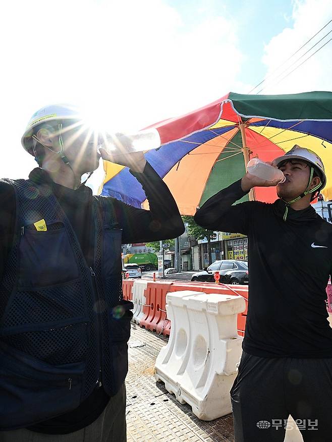 광주 남구 주월동의 지하철 2호선 공사현장에서 노동자들의 작업 중 더위를 달래기 위해 시원한 물을 마시고 있다. 양광삼기자 ygs02@mdilbo.com