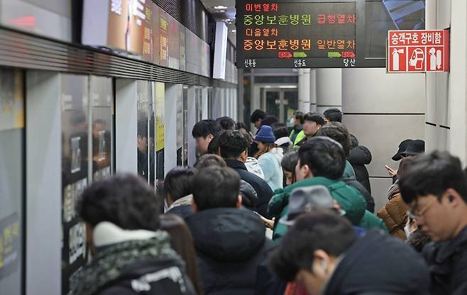지난 2월 7일 오전 서울 영등포구 9호선 당산역 승강장이 지하철을 이용하려는 시민들이 선로 장애로 인한 열차 지연으로 불편을 겪고 있다. 사진=뉴스1