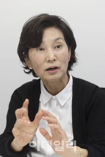 김은경 온양민속박물관 관장이 예종석 명예대기자와 파워인터뷰를 하고 있다. (사진=이영훈 기자)