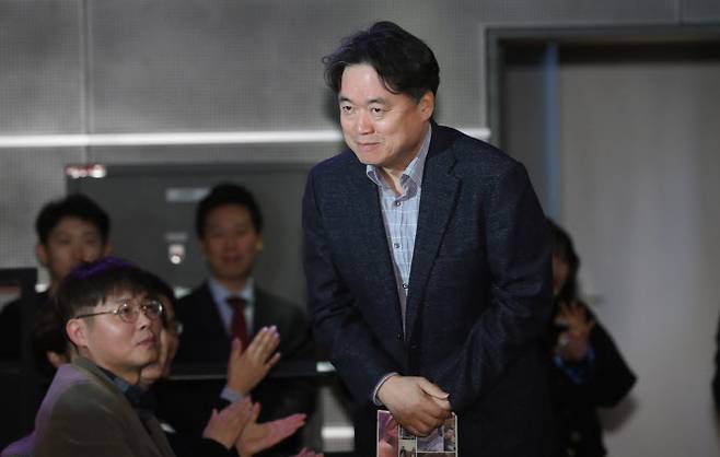 2018년 3월 서울 마포구 상암동 MBC 골든마우스홀에서 열린 MBC수목미니시리즈 ‘손 꼭 잡고, 지는 석양을 바라보자’ 제작발표회에 참석한 최승호 전 MBC 사장이 인사를 하고 있다. (사진=뉴시스)