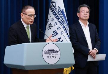 위성락 국가안보실장(왼쪽)이 25일 서울 용산 대통령실 청사에서 강훈식 대통령비서실장 주재로 열린 통상대책회의 관련 브리핑을 하고 있다. 위 실장 오른쪽은 김용범 대통령실 정책실장. (사진=연합뉴스)
