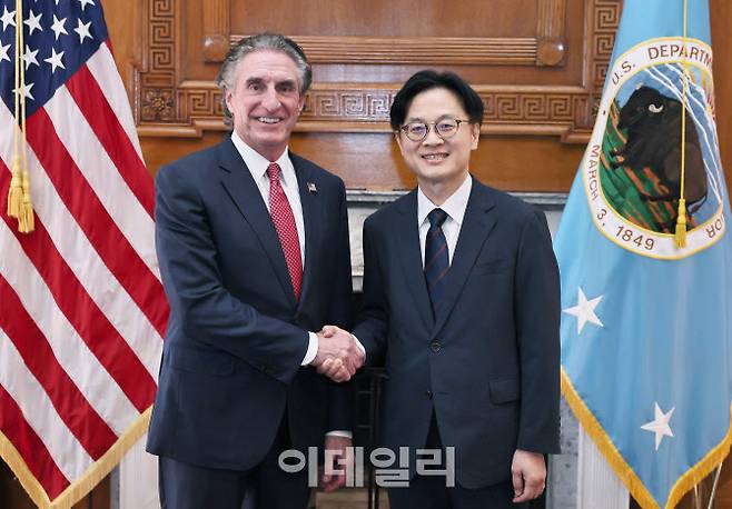 김정관 산업통상자원부 장관(오른쪽)은 24일(현지시간) 미국 워싱턴 D.C.에서 더그 버검(Doug Burgum) 미국 백악관 국가에너지위원회 위원장과 면담을 갖고, 한미 양국 에너지 분야 협력 강화방안을 논의했다. (사진=산업부)