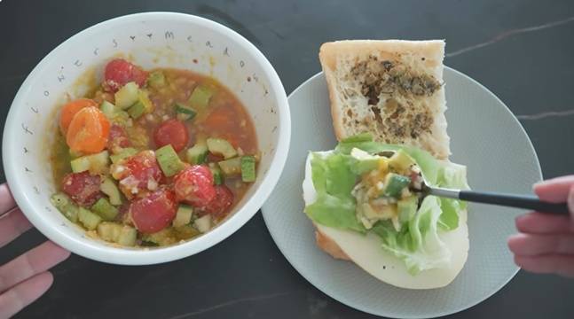 오연수는 토마토 마리네이드를 쌀치아바타에 듬뿍 얹어 먹었다. [사진=오연수 유튜브]