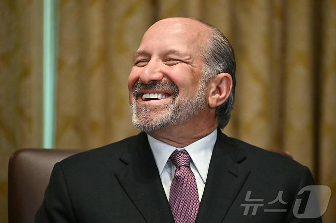 하워드 러트닉 미국 상무장관은 8일(현지시간) 워싱턴 백악관에서 도널드 트럼프 대통령이 주최한 내각회의에 참석하며 환하게 웃고 있다. 2025.7.8 ⓒ AFP=뉴스1 ⓒ News1 김경민 기자