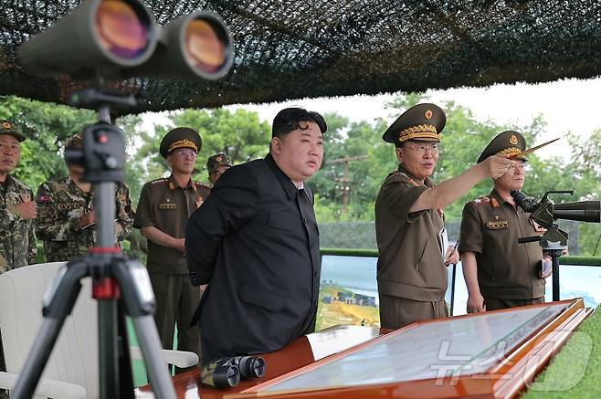(평양 노동신문=뉴스1) = 북한 노동당 기관지 노동신문은 24일 "최정예 혁명강군의 전투적 위력을 더욱 만반으로 다지기 위한 강도 높은 훈련 열풍이 전군에 나래치는 속에 조선인민군 대연합부대 포병 구분대들 사이의 사격훈련 경기가 7월 23일에 진행됐다"고 보도했다. [국내에서만 사용가능. 재배포 금지. DB 금지. For Use Only in the Republic of Korea. Redistribution Prohibited] rodongphoto@news1.kr