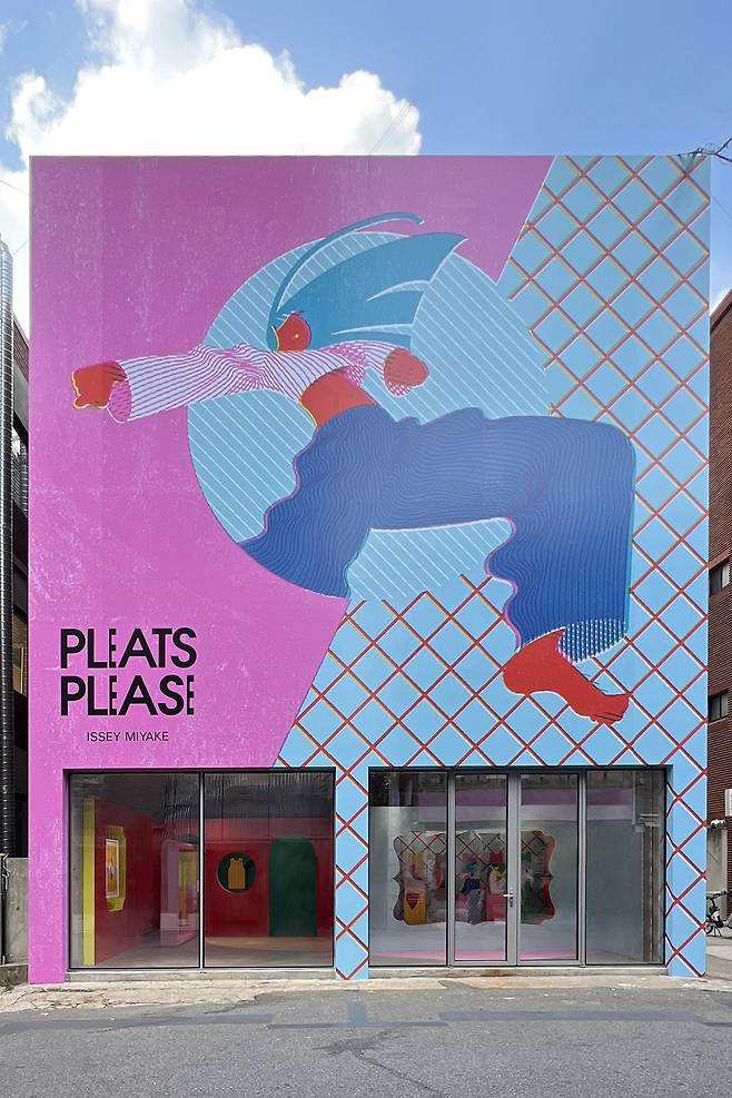 플리츠 플리즈 이세이 미야케(Pleats Please Issey Miyake)는 일본 일러스트레이터 이치조 히카루와 협업한 상품 '브랜드 뉴 데이'(Brand New Day)를 출시하고 다음달 13일까지 서울 성동구 연무장길에 위치한 스테이지35에서 팝업 스토어를 운영한다.(플리츠플리즈제공)