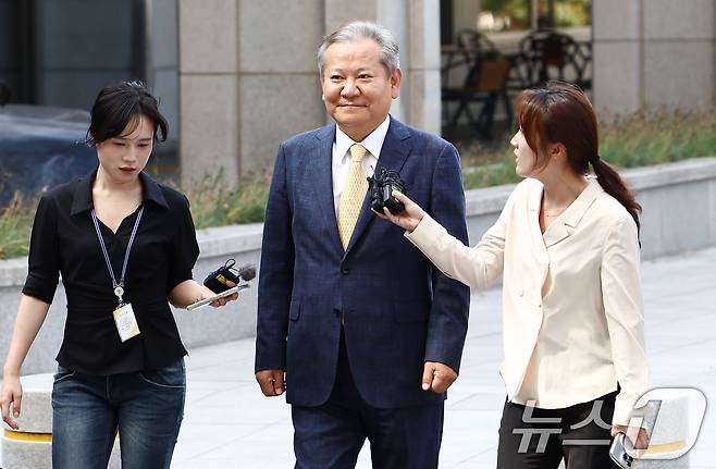이상민 행정안전부 장관이 25일 오전 서울 서초구 서울고등검찰청에 마련된 내란 특검 사무실에서 '언론사 단전·단수 의혹' 관련 피의자 조사를 받기 위해 출석하고 있다. 2025.7.25/뉴스1 ⓒ News1 김민지 기자