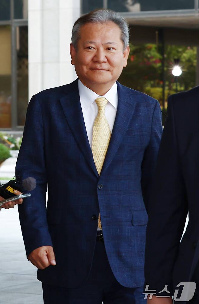 이상민 행정안전부 장관이 25일 오전 서울 서초구 서울고등검찰청에 마련된 내란 특검 사무실에서 '언론사 단전·단수 의혹' 관련 피의자 조사를 받기 위해 출석하고 있다. 2025.7.25/뉴스1 ⓒ News1 김민지 기자