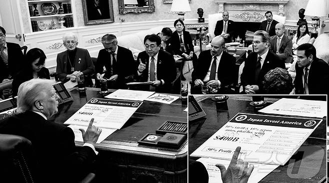 도널드 트럼프 미국 대통령이 백악관 집무실에서 23일(현지시간) 아카자와 료세이 일본 경제재생상 등 일본의 무역대표단과 협상하고 있다. 트럼프 책상 위에는 일본의 대미 투자 계획 명칭인 '재팬 인베스트 아메리카'라는 제목의 패널이 놓여있는데, '4000억달러'라고 인쇄된 숫자 위에 손글씨로 '5000억달러'라고 쓴 것이 보인다. (댄 스카비노 백악관 부비서실장 X, 재판매 및 DB금지) 2025.7.24/뉴스1 ⓒ News1 김진환 기자