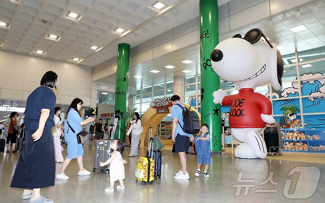 25일 오전 제주국제공항 1층 스누피 베케이션 인 제주 팝업스토어에 관광객들이 몰리고 있다. 2025.7.25/뉴스1 ⓒ News1 오미란 기자