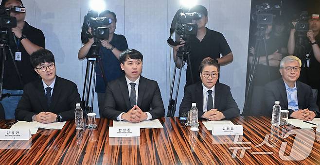 김동건 대한전공의협의회 비대위원(왼쪽부터) , 한성존 대한전공의협의회 비상대책위원장, 김원섭 수련병원협의회장, 유희철 수련환경평가위원장이 25일 오전 서울 중구 더 플라자 호텔에서 열린 수련협의체 제1차 회의에 참석하고 있다. 2025.7.25/뉴스1 ⓒ News1 오대일 기자