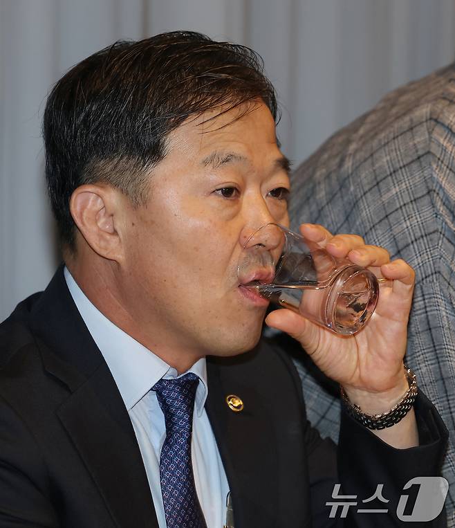 25일 오전 서울 중구 더플라자호텔에서 열린 수련협의체 제1차 회의에서 이형훈 보건복지부 제2차관이 잠시 목을 축이고 있다. 2025.7.25/뉴스1 ⓒ News1 오대일 기자