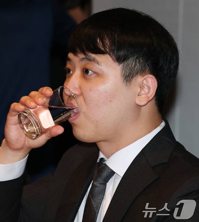 25일 오전 서울 중구 더플라자호텔에서 열린 수련협의체 제1차 회의에서 한성존 대한전공의협의회 비상대책위원장이 잠시 목을 축이고 있다. 2025.7.25/뉴스1 ⓒ News1 오대일 기자