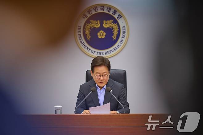 이재명 대통령이 24일 서울 용산 대통령실 청사에서 열린 제5차 수석보좌관회의를 주재하고 있다. (대통령실 제공. 재판매 및 DB 금지) 2025.7.24/뉴스1 ⓒ News1 허경 기자