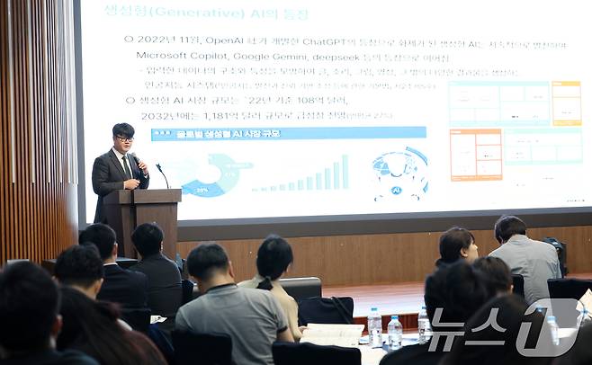 안수용 전북연구원 박사가 25일 전북 전주시 시그니처 호텔에서 열린 제13회 전북포럼에서 '전북 AI산업 현황과 혁신 생태계 조성 방안'을 주제로 발제를 하고 있다. 2025.7.25/뉴스1 ⓒ News1 유경석 기자