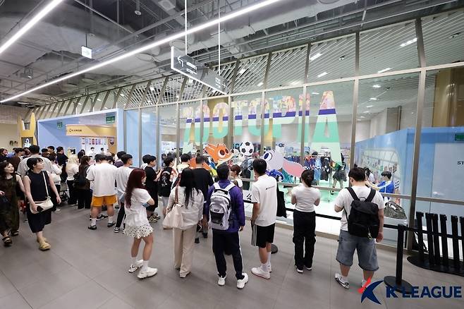25일 더현대 서울에서 진행한 K리그-주토피아 팝업스토어를 방문한 축구 팬. (한국프로축구연맹 제공)