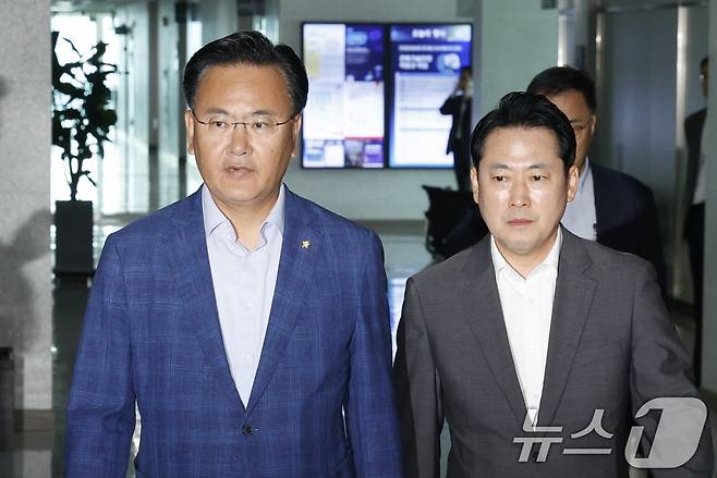 김건희 여사의 각종 의혹을 수사하는 민중기 특별검사팀이 '양평 고속도로 특혜 의혹' 관련 김선교 국민의힘 의원실 압수수색에 나선 25일 서울 여의도 국회의원회관 김 의원실에 유상범 원내수석, 장동혁 의원이 들어가고 있다. 2025.7.25/뉴스1 ⓒ News1 안은나 기자
