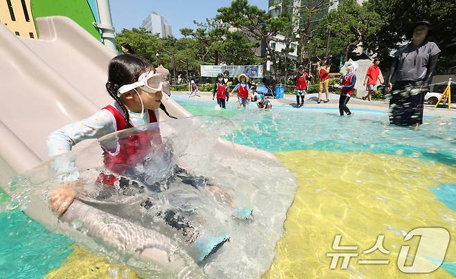 전국 대부분 지역에 폭염특보가 내려진 25일 오전 서울 종로구 연지물놀이터를 찾은 어린이가 물놀이를 하며 더위를 식히고 있다. 2025.7.25/뉴스1 ⓒ News1 장수영 기자