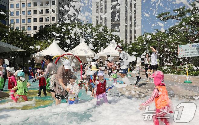 전국 대부분 지역에 폭염특보가 내려진 25일 오전 서울 종로구 연지물놀이터를 찾은 어린이들이 물놀이를 하며 더위를 식히고 있다. 2025.7.25/뉴스1 ⓒ News1 장수영 기자