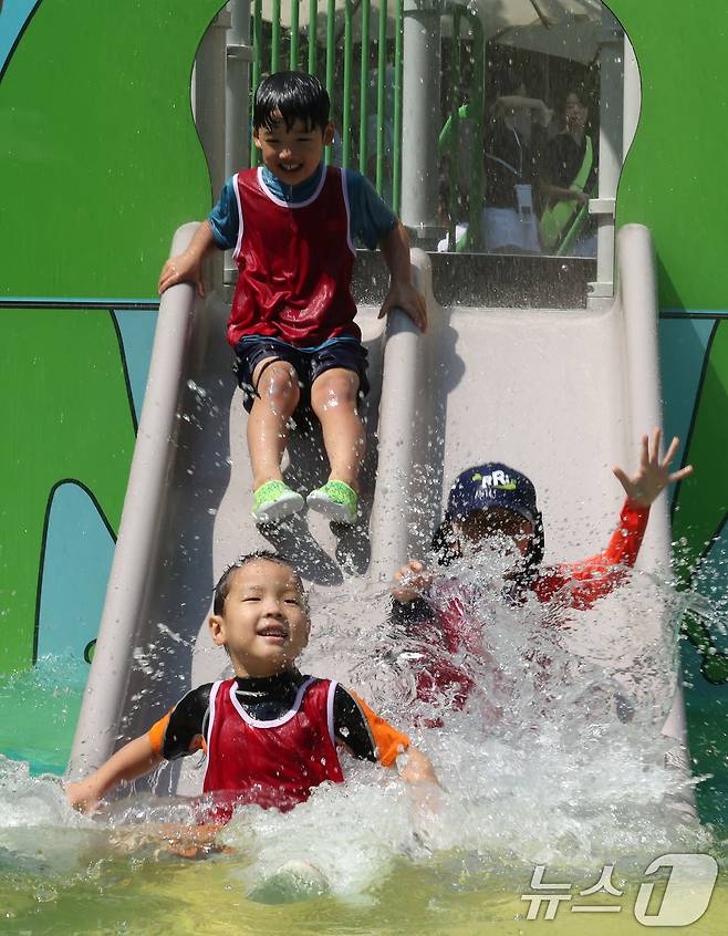 전국 대부분 지역에 폭염특보가 내려진 25일 오전 서울 종로구 연지물놀이터를 찾은 어린이들이 물놀이를 하며 더위를 식히고 있다. 2025.7.25/뉴스1 ⓒ News1 장수영 기자