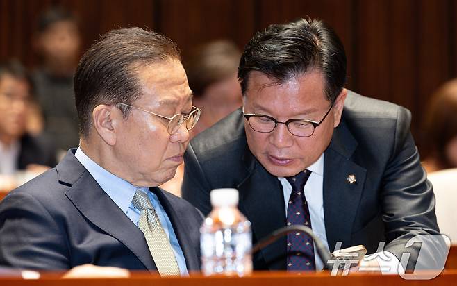 권영세 국민의힘 비상대책위원장(왼쪽)과 이양수 사무총장이 지난 5월 7일 오후 서울 여의도 국회에서 열린 의원총회에서 스마트폰을 바라보고 있다. 2025.5.7/뉴스1 ⓒ News1 이재명 기자