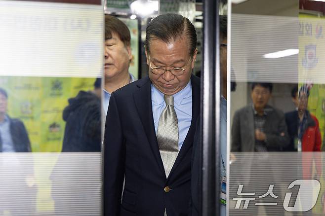 권영세 국민의힘 비상대책위원장이 지난 5월 7일 오후 서울 여의도 국회 의원회관에서 열린 트럼프시대 국가안전보장 대토론회를 마친 후 의원총회장으로 향하고 있다. 2025.5.7/뉴스1 ⓒ News1 이재명 기자