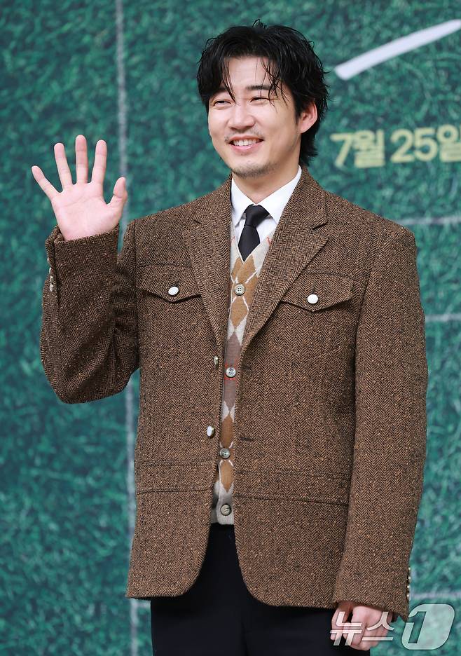 배우 윤계상이 25일 오후 서울 양천구 SBS에서 진행된 드라마 '트라이' 제작발표회에 참석해 포즈를 취하고 있다. '트라이: 우리는 기적이 된다'는 예측불허 괴짜감독 주가람과 만년 꼴찌 한양체고 럭비부가 전국체전 우승을 향해 질주하는 코믹 성장 스포츠 드라마. 2025.7.25/뉴스1 ⓒ News1 권현진 기자