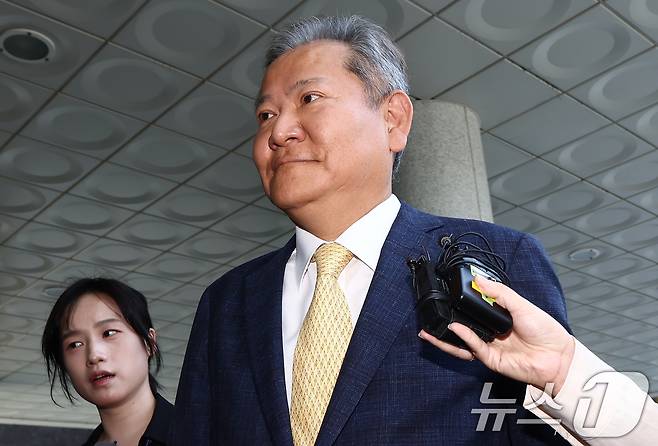 이상민 행정안전부 장관이 25일 오전 서울 서초구 서울고등검찰청에 마련된 내란 특검 사무실에서 '언론사 단전·단수 의혹' 관련 피의자 조사를 받기 위해 출석하고 있다. 2025.7.25/뉴스1 ⓒ News1 김민지 기자