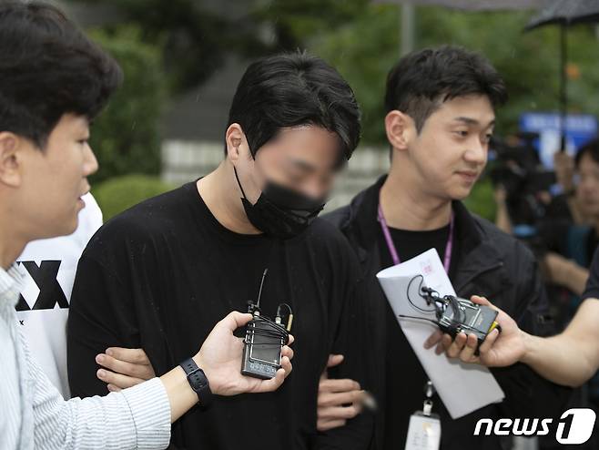 향정신성의약품을 투약한 채 롤스로이스 차량을 몰다 행인을 치어 중상을 입힌 20대 남성 A씨가 2023년 8월 11일 오전 서울 서초구 서울중앙지방법원에서 열린 구속 전 피의자심문(영장실질심사)을 마친 후 법정을 나서고 있다. 2023.8.11/뉴스1 ⓒ News1 신웅수 기자