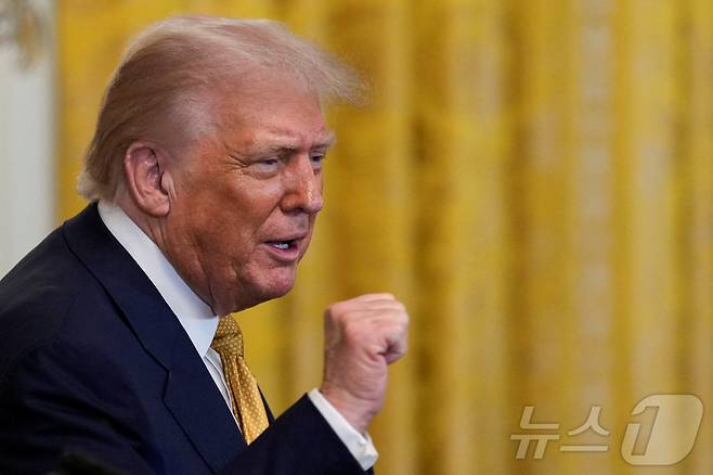 도널드 트럼프 미국 대통령이 지난 22일(현지시간) 워싱턴DC 백악관 이스트룸에서 공화당 소속 미 의회 의원들과 만찬을 주최하며 손짓을 하고 있다. ⓒ 로이터=뉴스1 ⓒ News1 류정민 특파원