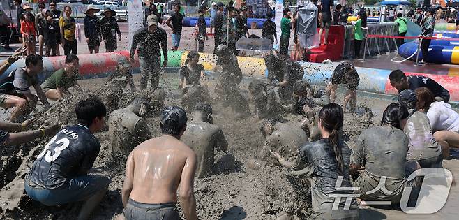 제28회 보령머드축제가 개막한 25일 충남 보령 대천해수욕장 머드엑스포광장을 찾은 관광객들이 축제를 즐기고 있다.2025.7.25/뉴스1 ⓒ News1 김기태 기자