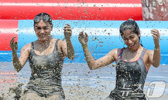 제28회 보령머드축제가 개막한 25일 충남 보령 대천해수욕장 머드엑스포광장에서 외국인들이 축제를 즐기고 있다. 2025.7.25/뉴스1 ⓒ News1 김기태 기자