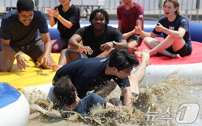 제28회 보령머드축제가 개막한 25일 충남 보령 대천해수욕장 머드엑스포광장에서 외국인들이 축제를 즐기고 있다. 2025.7.25/뉴스1 ⓒ News1 김기태 기자