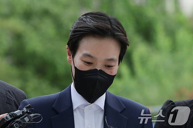 김건희 여사의 이른바 '문고리 3인방' 중 한 명인 정지원 전 대통령실 행정관이 25일 오후 서울 종로구에 마련된 김건희 특검팀(특별검사 민중기) 사무실로 조사를 받기 위해 출석하고 있다. 정 전 행정관은 건진법사 전성배 씨의 휴대전화에 '건희2'로 저장된 연락처의 실제 사용자로 알려졌다. 2025.7.25/뉴스1 ⓒ News1 신웅수 기자