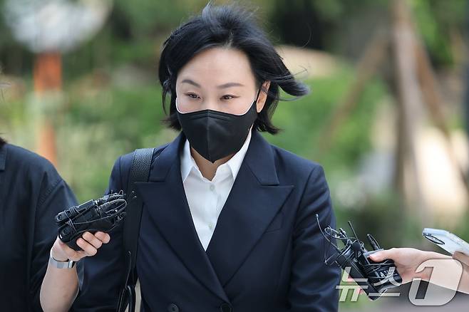 김건희 여사의 '문고리 3인방 중 한 명으로 지목된 유경옥 전 행정관이 25일 오전 서울 종로구에 마련된 김건희 특검팀(특별검사 민중기) 사무실로 조사를 받기 위해 출석하고 있다. 2025.7.25/뉴스1 ⓒ News1 이승배 기자