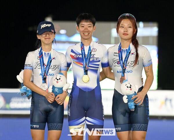24일 오후 충북 제천시에 위치한 어울림체육관에서 열린 '제20회 아시아 롤러스케이팅 선수권대회' 스피드 트랙 여자&nbsp;10,000m 제외경기에 출전한 양도이(좌측)와 나영서(우측)가 시상대에서 포즈를 취하고 있다. /사진(제천)=김종원 기자